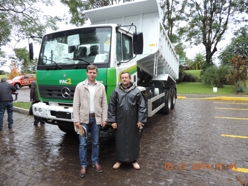 Porto Xavier recebe caminhão-caçamba do PAC II 